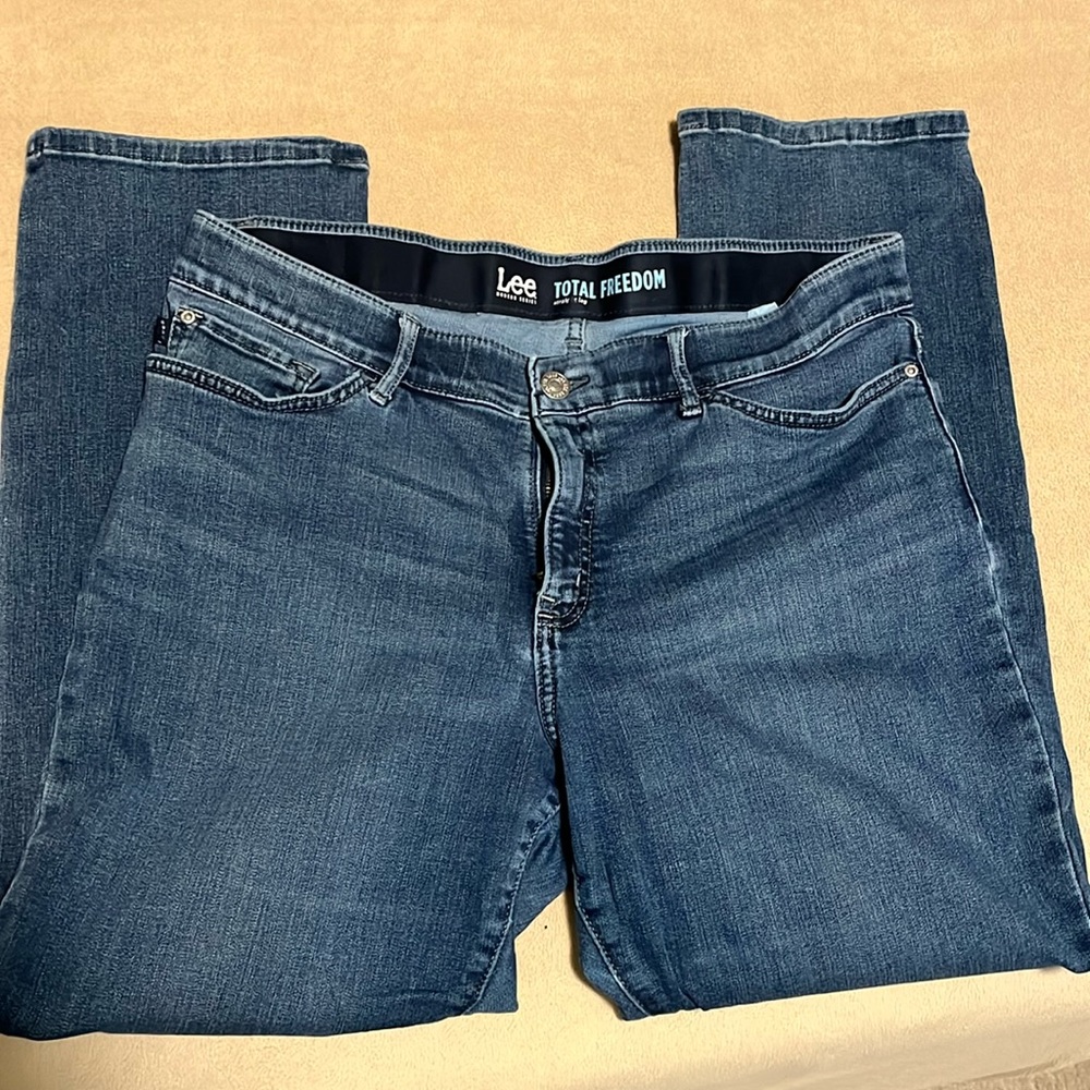 Women’s Lee straight leg jeans. 16 short. Elastic waistband. EUC. Medium blue.